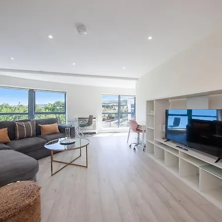 Modern 2-bed Near Luas & Dublin Mountains Apartment *