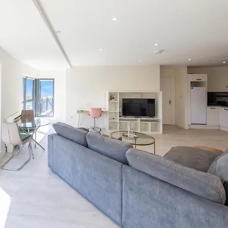 Apartment Modern 2-bed Near Luas & Dublin Mountains *