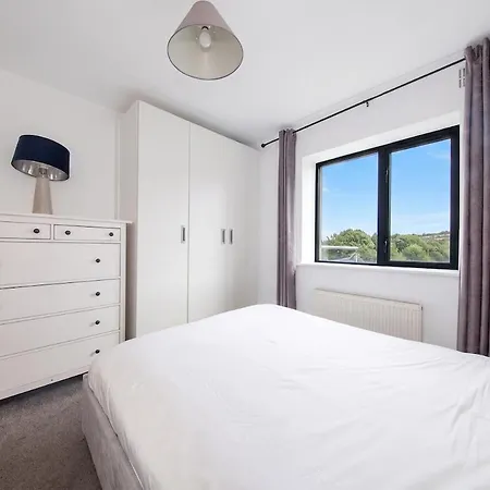 Apartment Modern 2-bed Near Luas & Dublin Mountains *