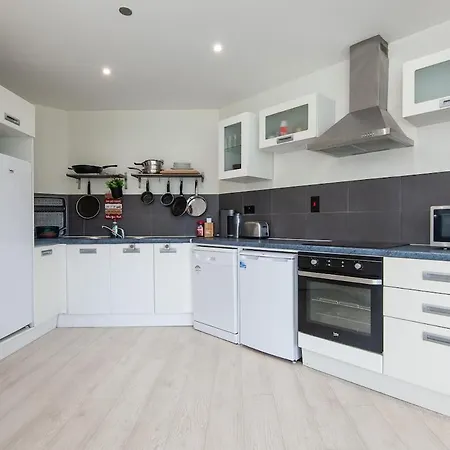 Modern 2-bed Near Luas & Dublin Mountains Apartment Citywest