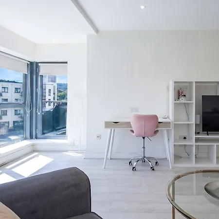 Modern 2-bed Near Luas & Dublin Mountains *
