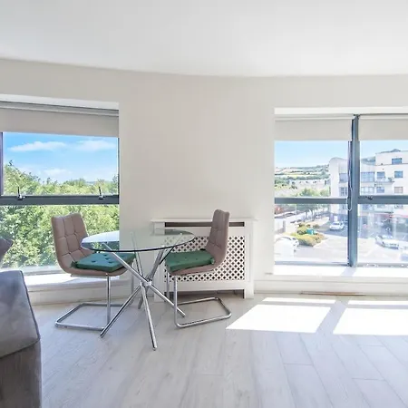 Apartment Modern 2-bed Near Luas & Dublin Mountains *