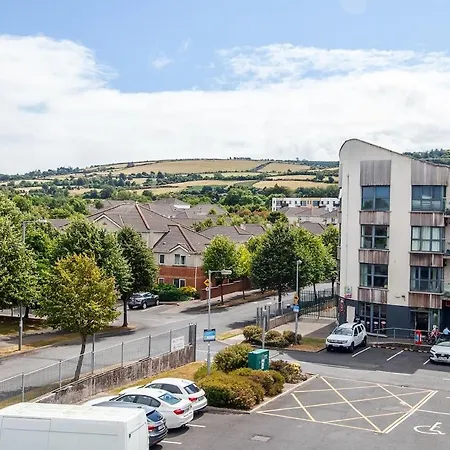 Modern 2-bed Near Luas & Dublin Mountains סיטי ווסט