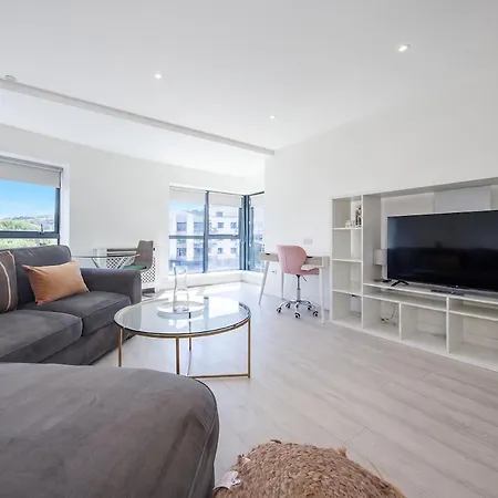 Modern 2-bed Near Luas & Dublin Mountains Citywest