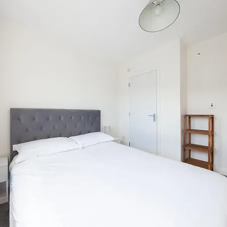 Modern 2-bed Near Luas & Dublin Mountains Apartment Citywest