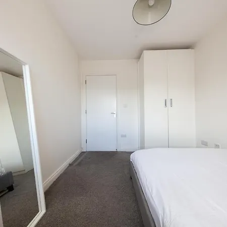 Modern 2-bed Near Luas & Dublin Mountains *