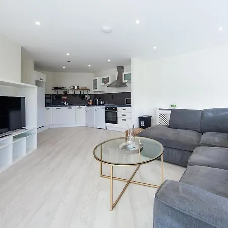Modern 2-bed Near Luas & Dublin Mountains Apartment