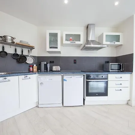 Apartment Modern 2-bed Near Luas & Dublin Mountains