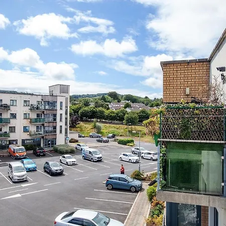 Modern 2-bed Near Luas & Dublin Mountains