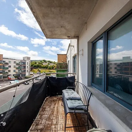 Apartment Modern 2-bed Near Luas & Dublin Mountains