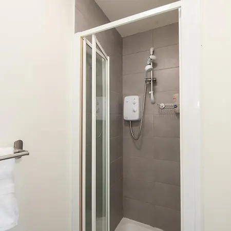 Modern 2-bed Near Luas & Dublin Mountains